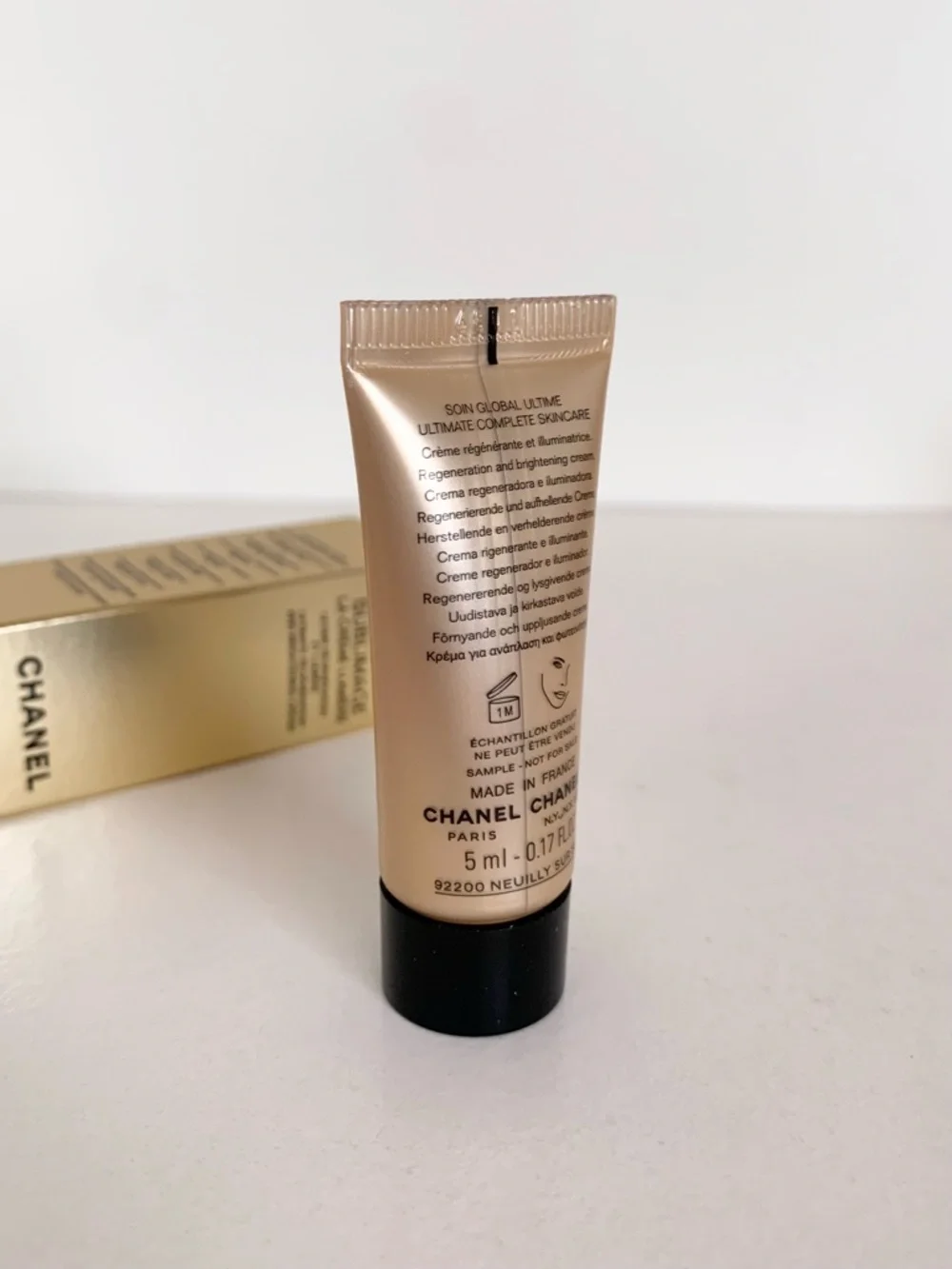 Hold CHANEL Sublimage La Crème Lumière - Picture 9 of 15